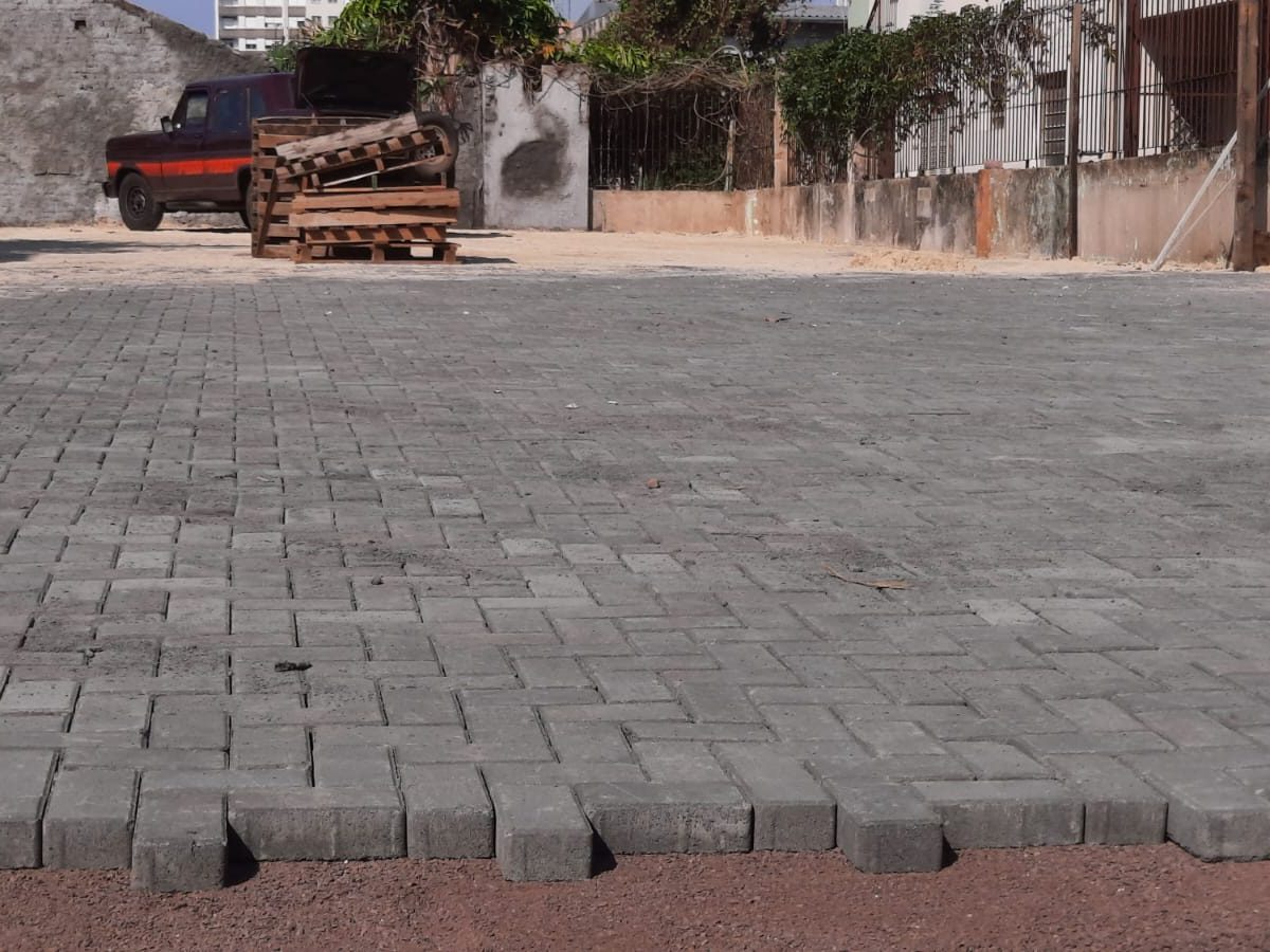 Pátio pavimentado com blocos de concreto pela Cássio Terraplenagem
